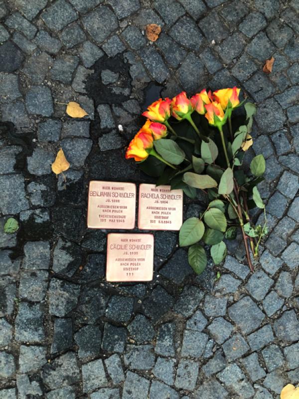 Stolpersteinputzaktion läuft gut