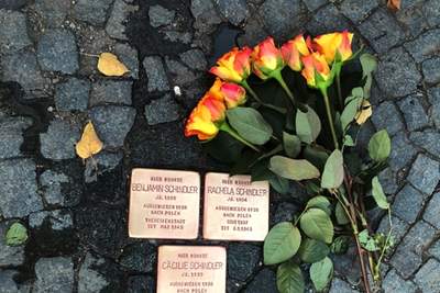 Stolpersteinputzaktion läuft gut