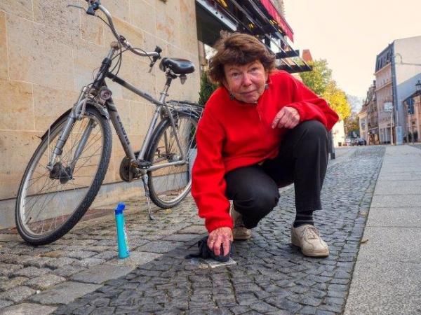 Erste Stolpersteine sind geputzt