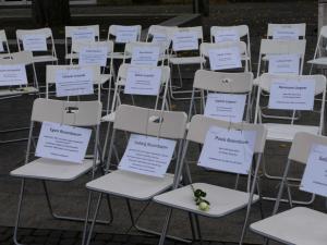 INNEHALTEN – 99 Stühle zum Reichspogromgedenktag am 9. November 2023